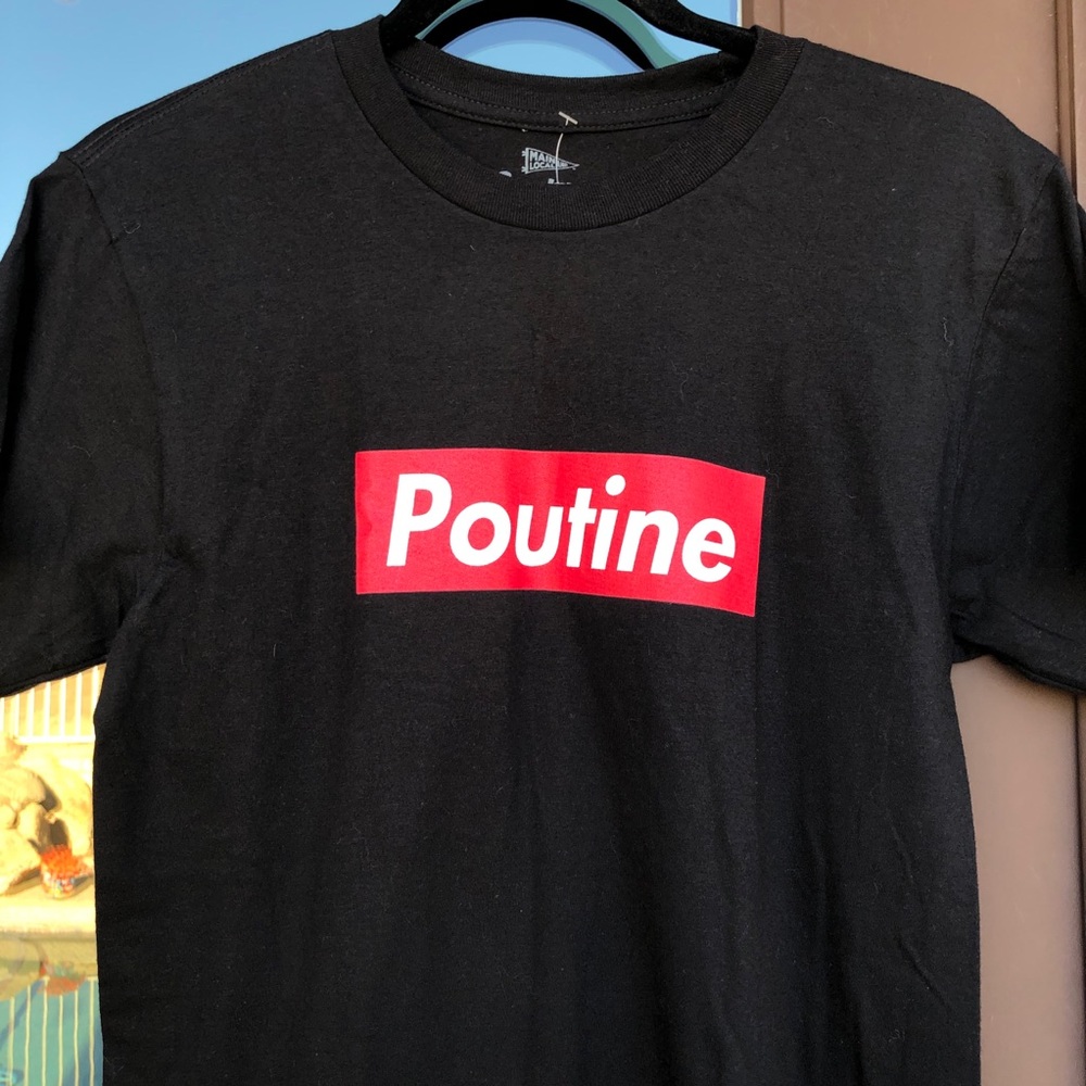 Souvenirs Black Tee "POUTINE" in Red/White S